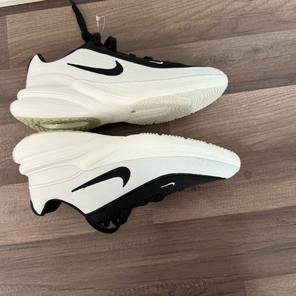 Nike Men's Black and White Athletic Shoes - Picture 10 of 16